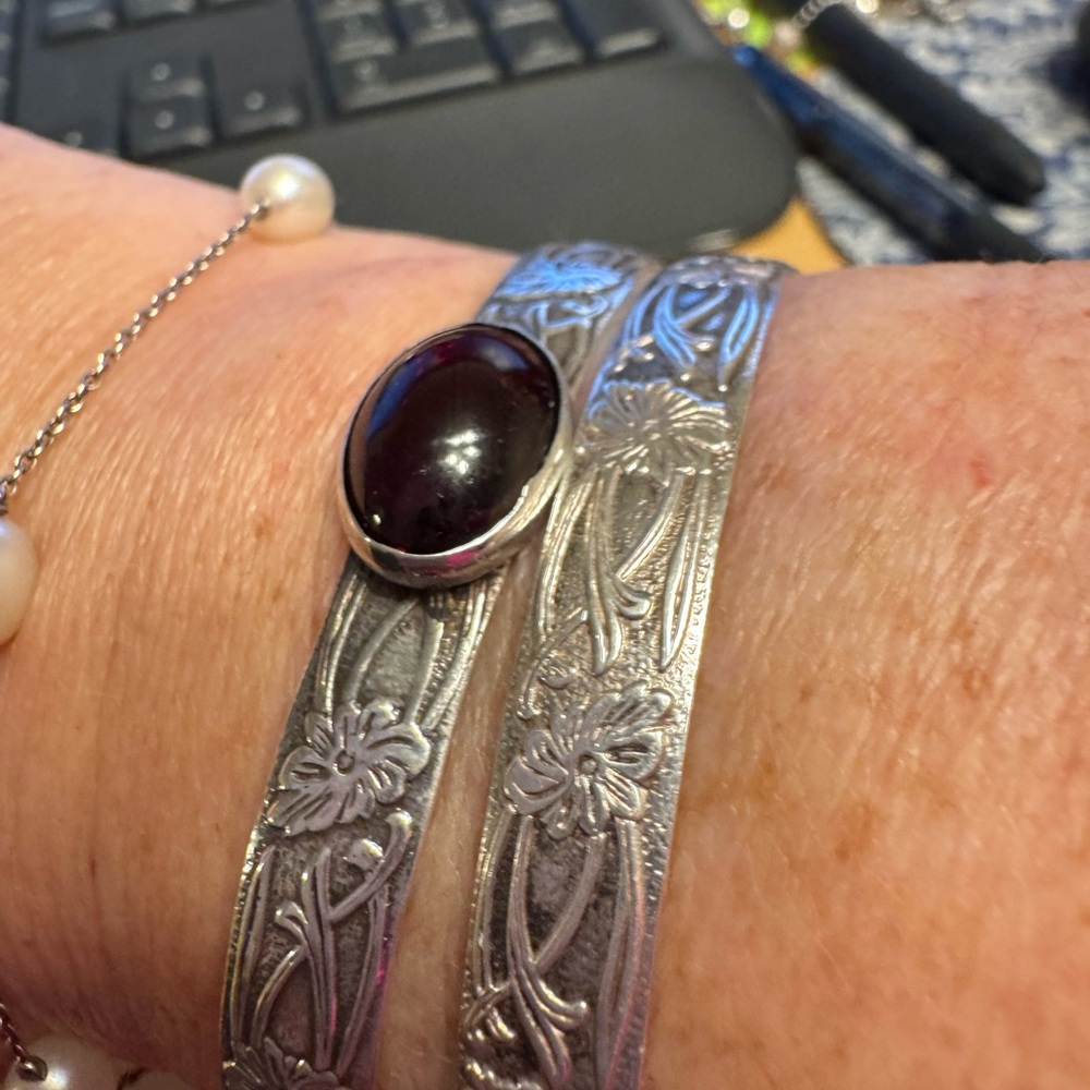 Artisan Crafted 925 Elegant Silver and Garnet Cabochon Stone Floral Bracelet set